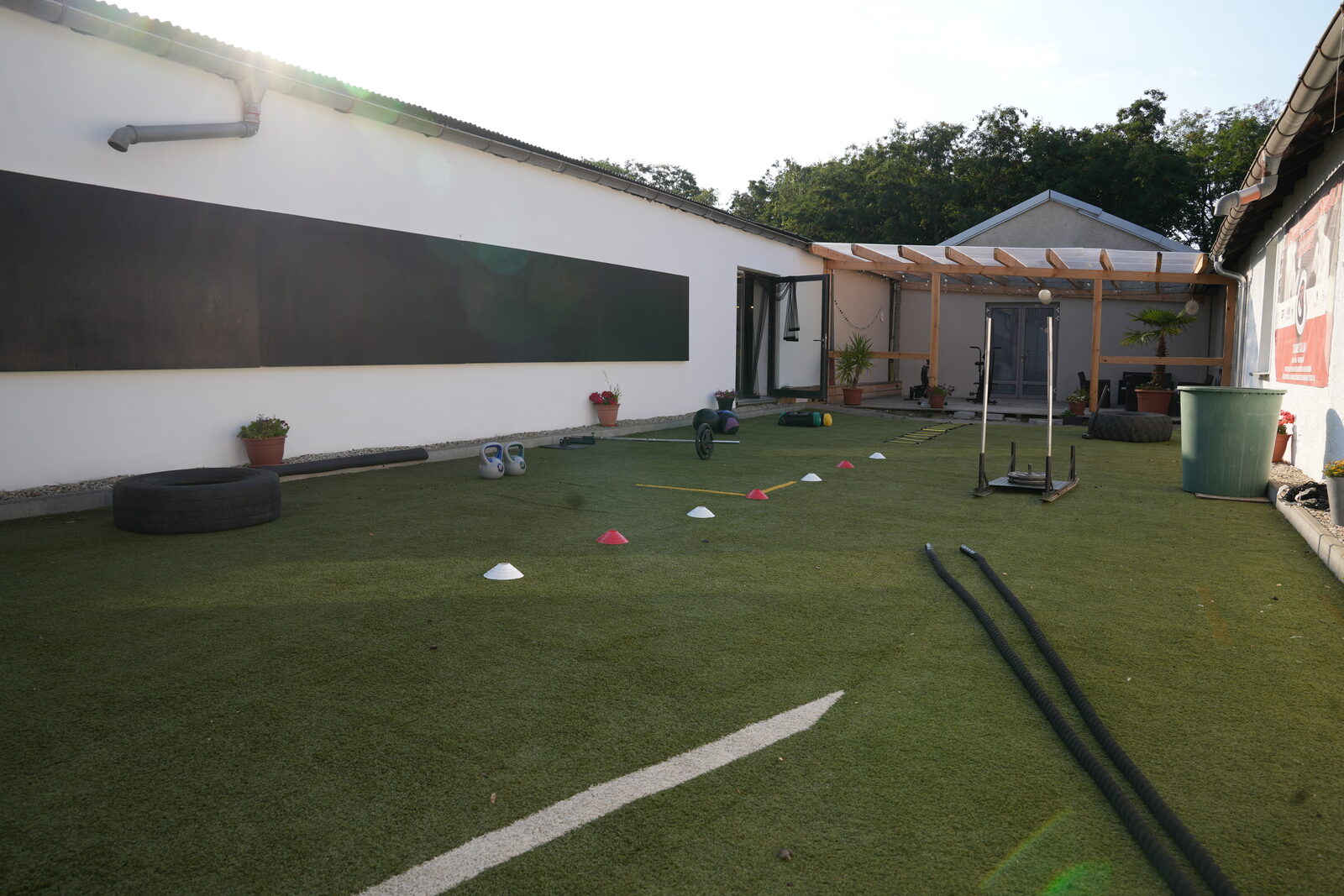 Outdoor-Bereich des Kampfsport & Athleticcenter Calau für Lauf- und Kraftausdauer